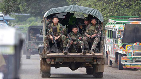 Binh sĩ Philippines trên đường phố ở Marawi.
